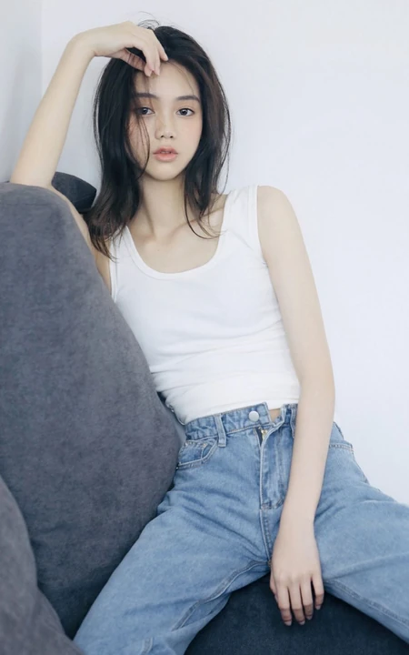 身段苗条高挑的长发高颜值漂亮少女白衣牛仔裤沙发写真美照