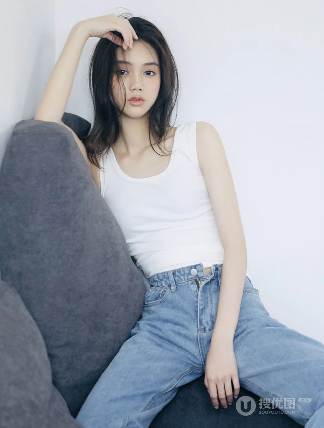 身段苗条高挑的长发高颜值漂亮少女白衣牛仔裤沙发写真美照