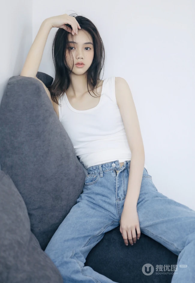 身段苗条高挑的长发高颜值漂亮少女白衣牛仔裤沙发写真美照