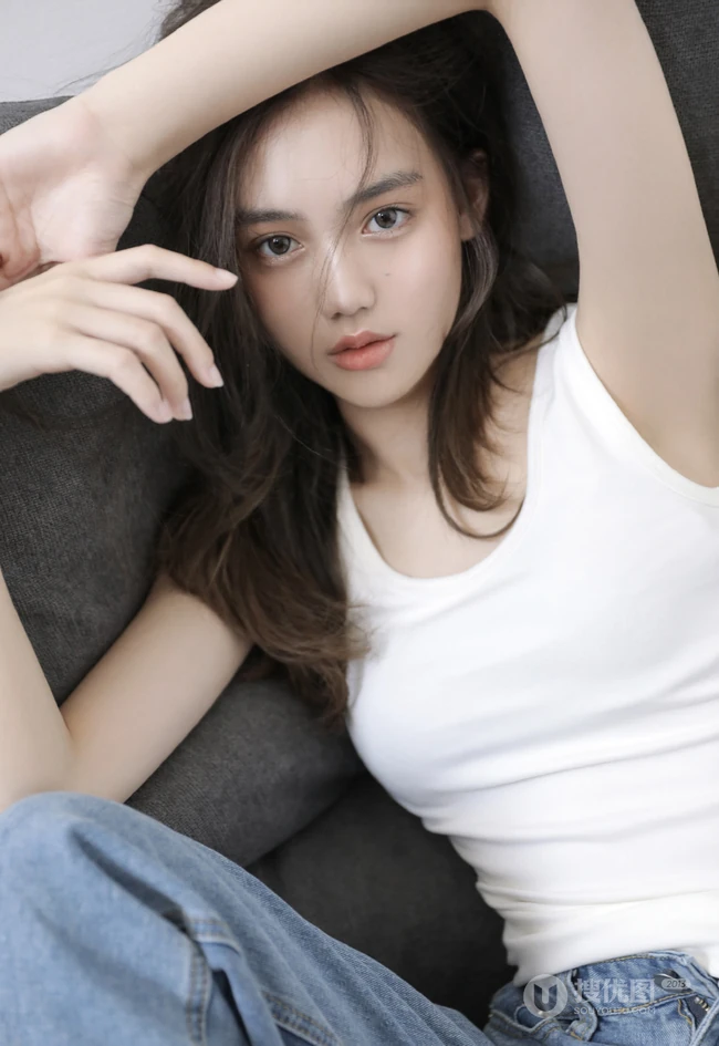 身段苗条高挑的长发高颜值漂亮少女白衣牛仔裤沙发写真美照