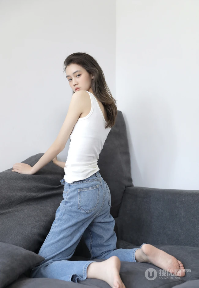 身段苗条高挑的长发高颜值漂亮少女白衣牛仔裤沙发写真美照