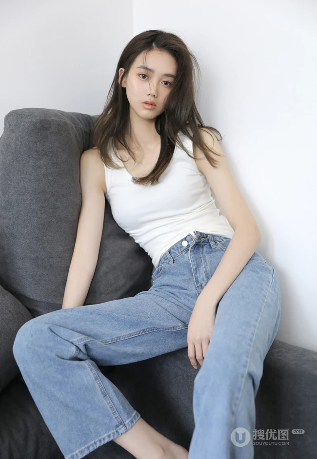 身段苗条高挑的长发高颜值漂亮少女白衣牛仔裤沙发写真美照