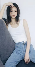 身段苗条高挑的长发高颜值漂亮少女白衣牛仔裤沙发写真美照