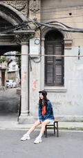 刘力菲潮流穿搭现身街头甜美可爱写真图片
