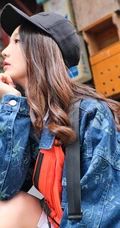 刘力菲潮流穿搭现身街头甜美可爱写真图片