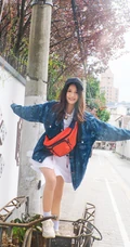 刘力菲潮流穿搭现身街头甜美可爱写真图片