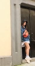 刘力菲潮流穿搭现身街头甜美可爱写真图片