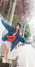 刘力菲潮流穿搭现身街头甜美可爱写真图片