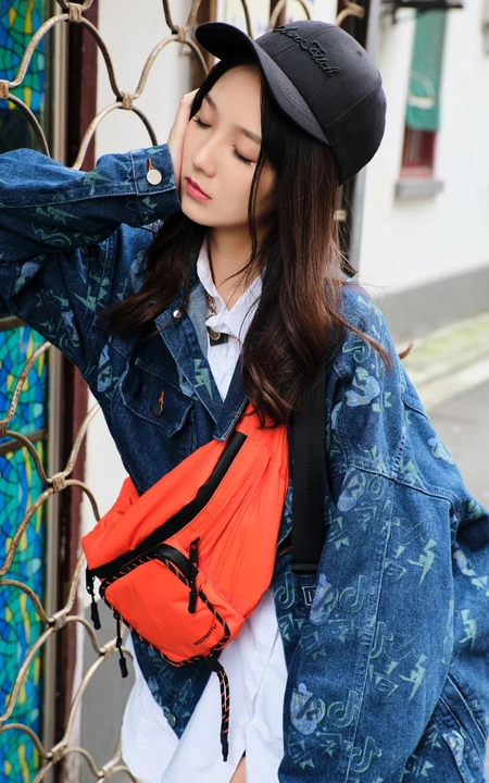 刘力菲潮流穿搭现身街头甜美可爱写真图片