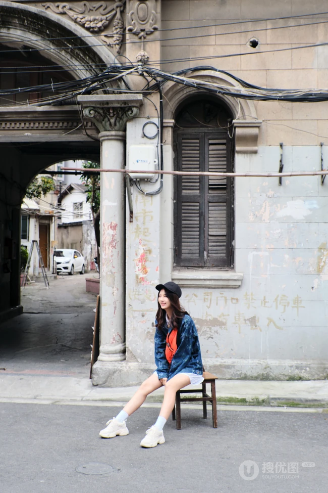 刘力菲潮流穿搭现身街头甜美可爱写真图片