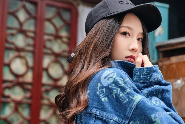 刘力菲潮流穿搭现身街头甜美可爱写真图片