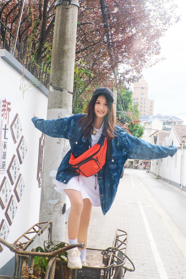刘力菲潮流穿搭现身街头甜美可爱写真图片