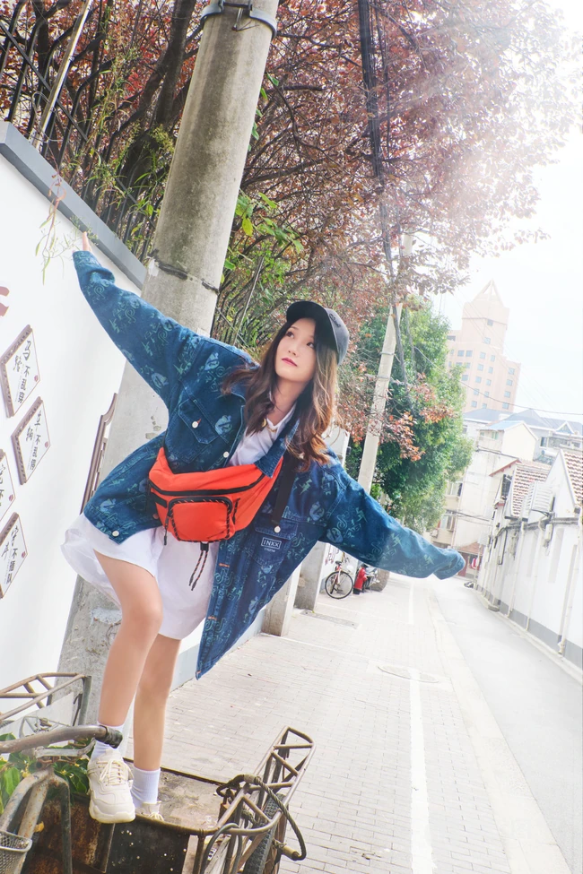刘力菲潮流穿搭现身街头甜美可爱写真图片