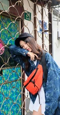 刘力菲潮流穿搭现身街头甜美可爱写真图片