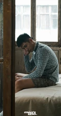 黄景瑜帅气时尚杂志写真，五官俊朗，轮廓分明，绅士感十足
