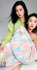 王梓薇、周依然时尚穿搭带文字杂志写真图片