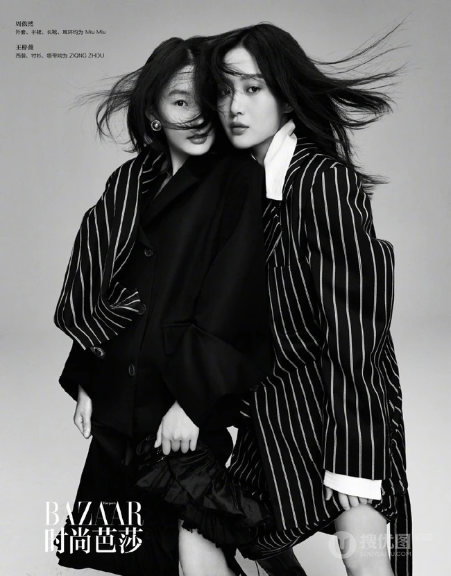 王梓薇、周依然时尚穿搭带文字杂志写真图片