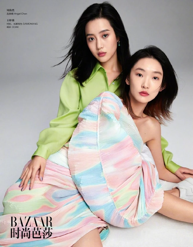 王梓薇、周依然时尚穿搭带文字杂志写真图片