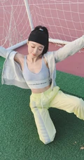 安泳畅高扎马尾，身穿紧身运动衣，长裤户外写真照片