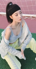 安泳畅高扎马尾，身穿紧身运动衣，长裤户外写真照片