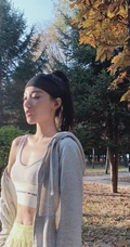 安泳畅高扎马尾，身穿紧身运动衣，长裤户外写真照片