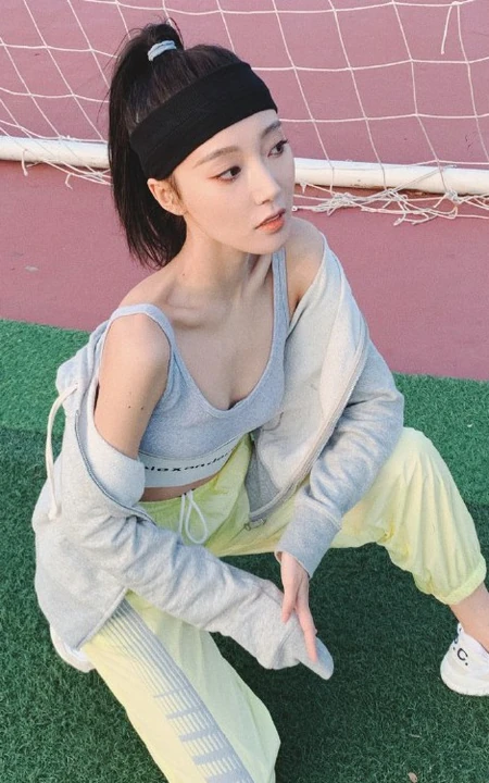 安泳畅高扎马尾，身穿紧身运动衣，长裤户外写真照片