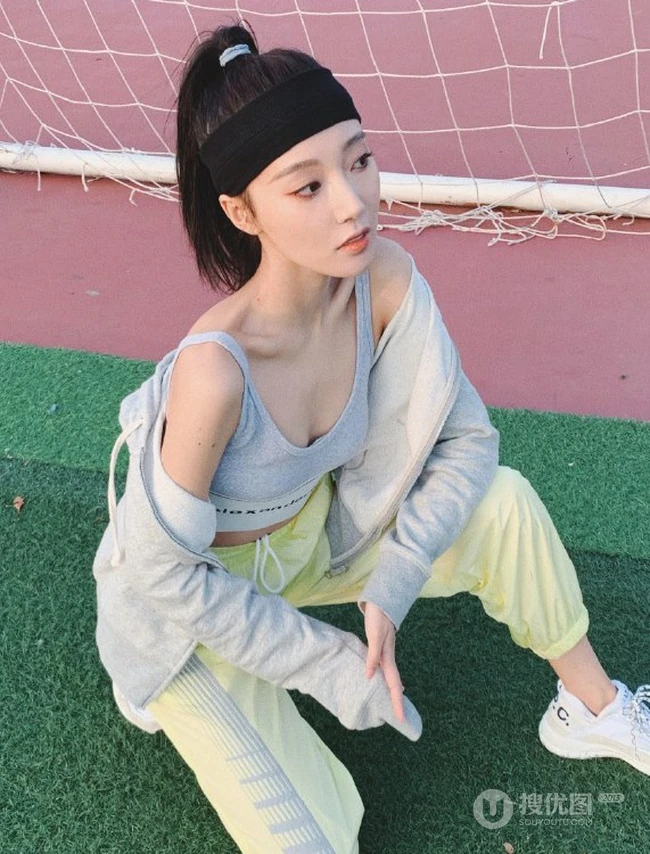 安泳畅高扎马尾，身穿紧身运动衣，长裤户外写真照片