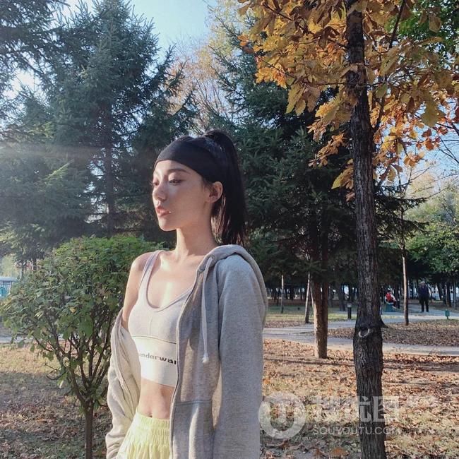 安泳畅高扎马尾，身穿紧身运动衣，长裤户外写真照片