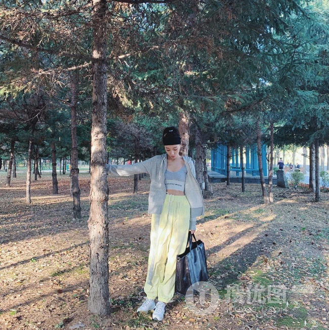 安泳畅高扎马尾，身穿紧身运动衣，长裤户外写真照片