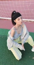 安泳畅高扎马尾，身穿紧身运动衣，长裤户外写真照片