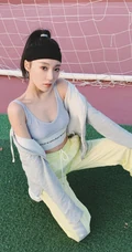 安泳畅高扎马尾，身穿紧身运动衣，长裤户外写真照片