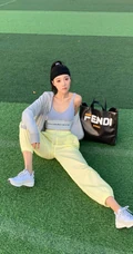 安泳畅高扎马尾，身穿紧身运动衣，长裤户外写真照片