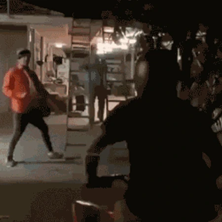 不作死不会死。。。骑着四轮沙滩摩托车上屋顶失败gif图片