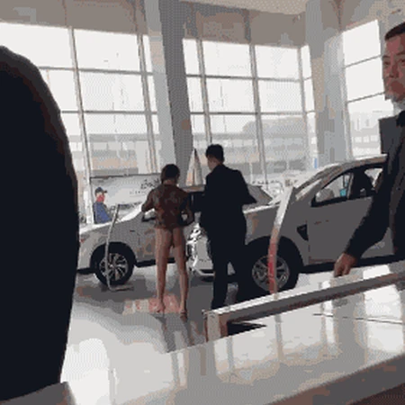 某汽车4s店展厅里出现的大胆穿着女人被偷拍GIF图片