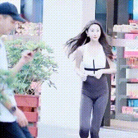 女生撩帅哥GIF动态图，街拍帅哥被一个运动女生摸脸动态图片
