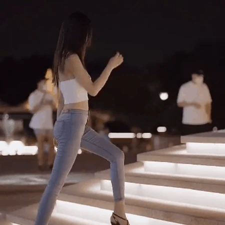 缓缓走上楼梯的紧身衣，牛仔裤女生优雅gif动态图片