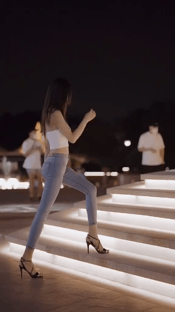 缓缓走上楼梯的紧身衣，牛仔裤女生优雅gif动态图片