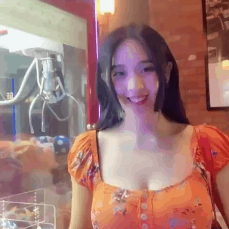 抓娃娃机前的匀称低领装匀称女生GIF动态图片