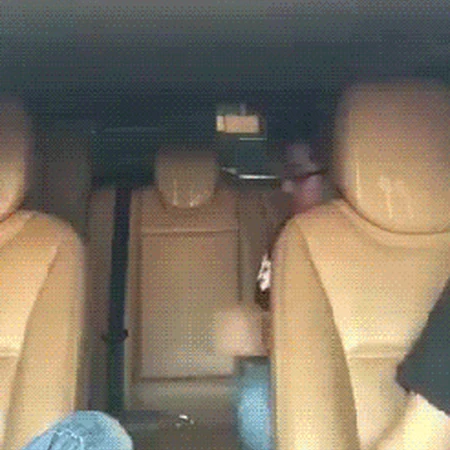 恐怖的打火机，这是打火机的火太大，还是车里有什么气体？
