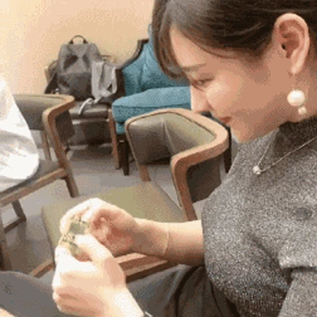气质匀称女生轻熟玩迷你小游戏机GIF动感图片
