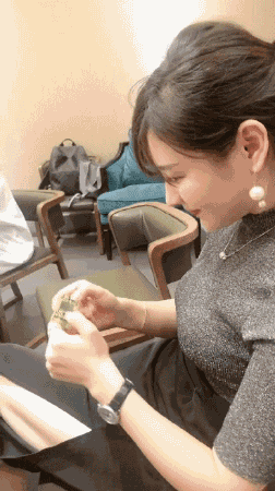 气质匀称女生轻熟玩迷你小游戏机GIF动感图片
