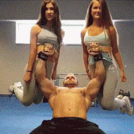 一手一个女生，欧美壮汉一手举起一个欧女生gif动态图