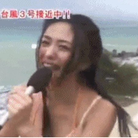 摄影师加鸡腿系列，台风天，海边录景的女生主持人镜头啦！
