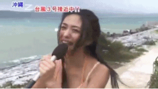 摄影师加鸡腿系列，台风天，海边录景的女生主持人镜头啦！