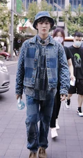 帅哥出街，穿这么多不热吗？歌手李汶翰大热天穿贼多街拍照片
