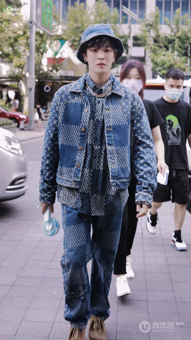 帅哥出街，穿这么多不热吗？歌手李汶翰大热天穿贼多街拍照片