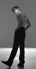 王子异肌肉图片，穿衣显瘦，脱衣有肌肉，西装总裁王子异肌肉写真图片