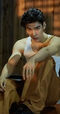 王子异肌肉图片，穿衣显瘦，脱衣有肌肉，西装总裁王子异肌肉写真图片