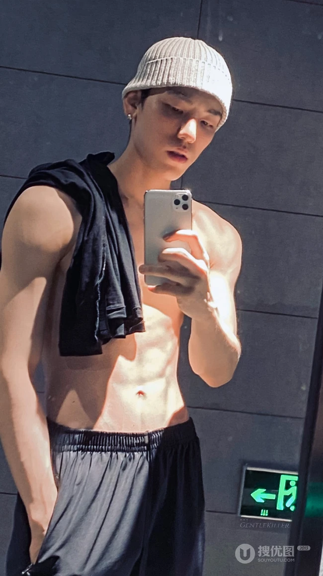 王子异肌肉图片，穿衣显瘦，脱衣有肌肉，西装总裁王子异肌肉写真图片