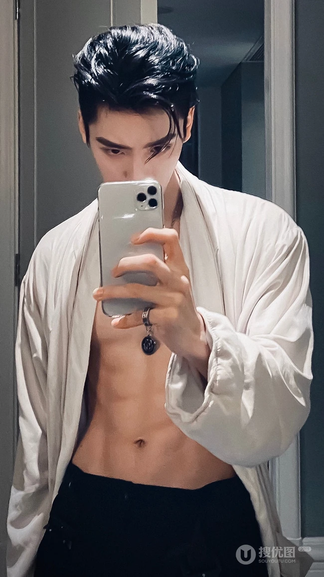 王子异肌肉图片，穿衣显瘦，脱衣有肌肉，西装总裁王子异肌肉写真图片